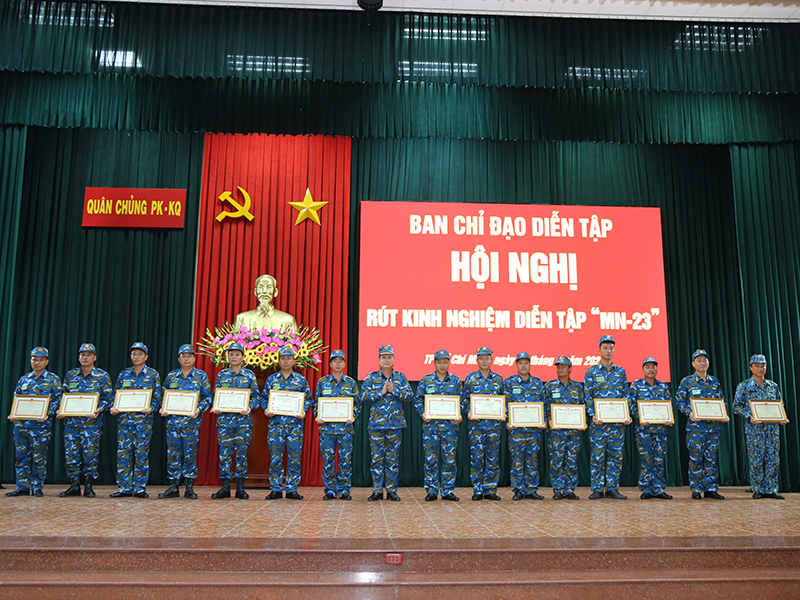 Quân chủng phòng không - Không quân tổ chức Diễn tập Chỉ huy - Tham mưu 1 bên 2 cấp trên bản đồ, có một phần thực binh cho các đơn vị khu vực Miền Nam