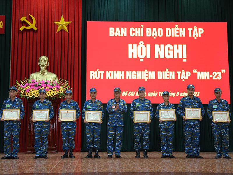 Quân chủng phòng không - Không quân tổ chức Diễn tập Chỉ huy - Tham mưu 1 bên 2 cấp trên bản đồ, có một phần thực binh cho các đơn vị khu vực Miền Nam