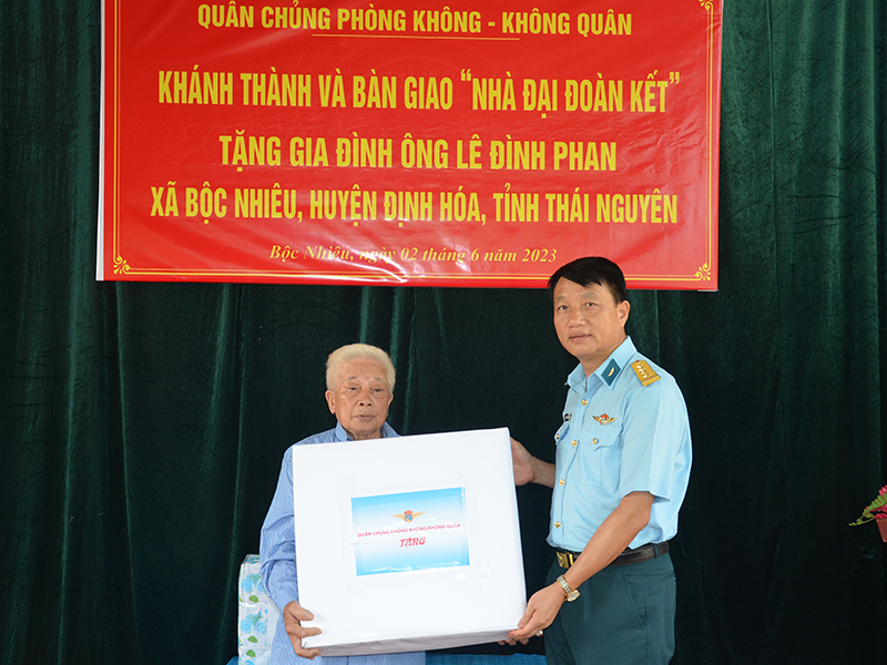 Quân chủng Phòng không - Không quân bàn giao “Nhà đại đoàn kết” tặng gia đình ông Lê Đình Phan