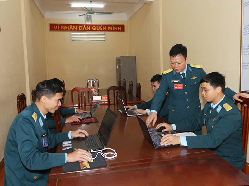 Phát huy vai trò của sĩ quan trẻ ở các học viện, trường sĩ quan quân đội trong đấu tranh phòng chống quan điểm sai trái, thù địch trên không gian mạng