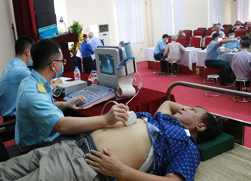 Viện Y học PK-KQ khám bệnh, cấp thuốc miễn phí và tặng quà đối tượng chính sách trên địa bàn xã Lam Điền