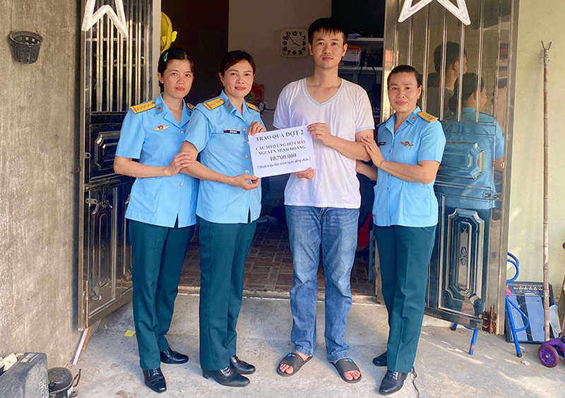 Hội Phụ nữ 3 phòng Sư đoàn 363 trao tiền hỗ trợ con quân nhân mắc bệnh hiểm nghèo
