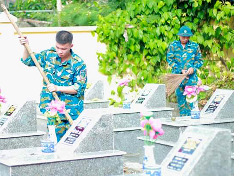 Cán bộ, chiến sĩ Trung đoàn 295 tham gia vệ sinh Nghĩa trang liệt sỹ phường Nam Sơn, quận Kiến An, TP Hải Phòng