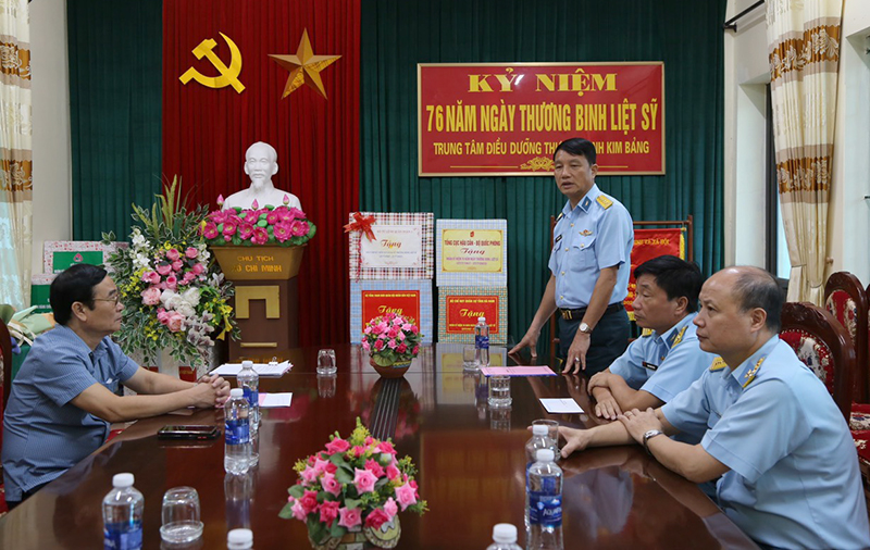 Quân chủng thăm, tặng quà các Trung tâm Điều dưỡng Thương binh nặng