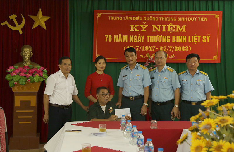 Quân chủng thăm, tặng quà các Trung tâm Điều dưỡng Thương binh nặng