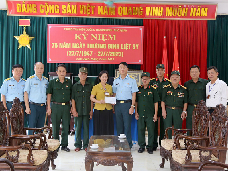 Quân chủng thăm, tặng quà các Trung tâm Điều dưỡng Thương binh nặng