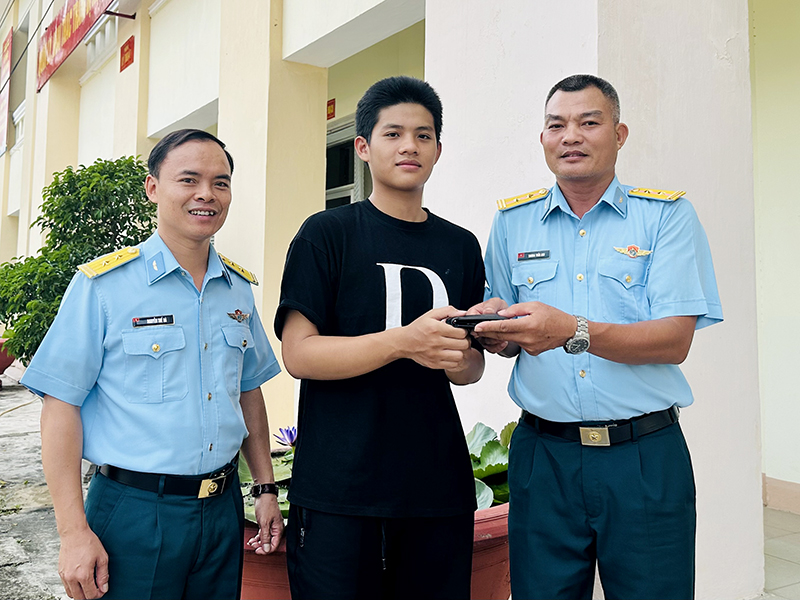 Hành động đẹp của Trung tá QNCN Trương Tuấn Anh