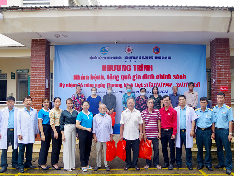 Trung đoàn 263 khám bệnh, tặng quà cho các gia đình chính sách tại phường Long Thạnh Mỹ và Tân Phú, thành phố Thủ Đức