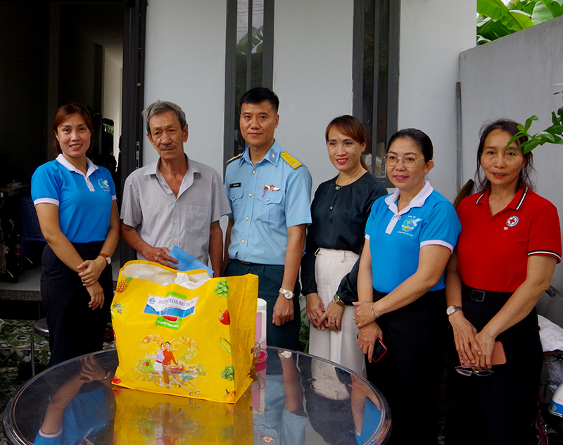 Trung đoàn 263 khám bệnh, tặng quà cho các gia đình chính sách tại phường Long Thạnh Mỹ và Tân Phú, thành phố Thủ Đức