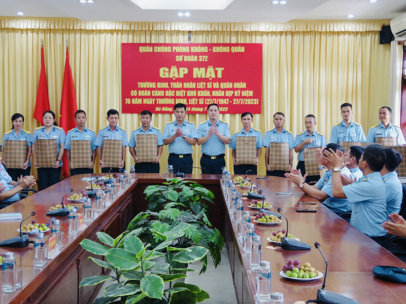 Sư đoàn 372 gặp mặt, tặng quà các đồng chí thương binh, thân nhân liệt sĩ, quân nhân có hoàn cảnh khó khăn