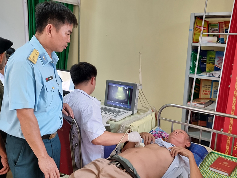 Đoàn cơ sở Trung đoàn 923 làm công tác dân vận trên địa bàn huyện Thọ Xuân, tỉnh Thanh Hóa