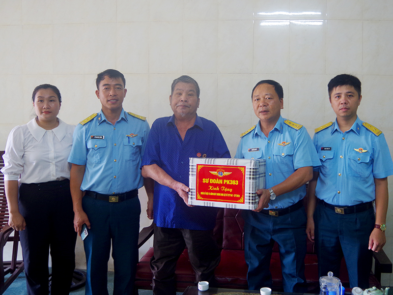 Sư đoàn 363 thăm, tặng quà các gia đình chính sách