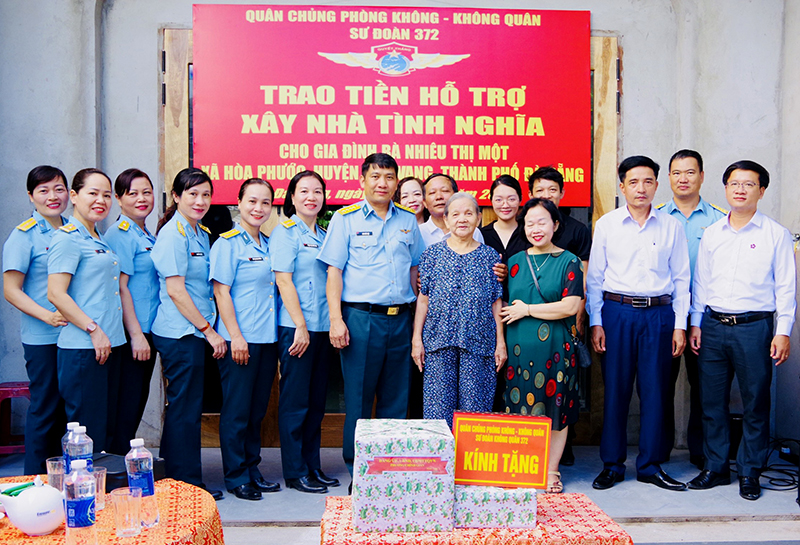 Sư đoàn 372 trao tiền hỗ trợ xây “Nhà tình nghĩa” cho gia đình bà Nhiêu Thị Một