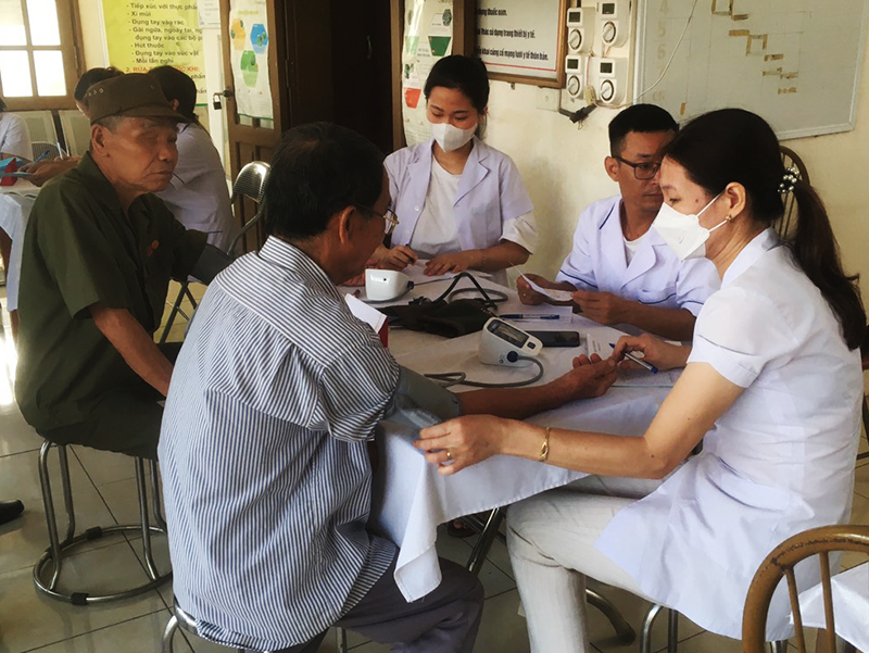 Sư đoàn 361 tổ chức khám bệnh, phát thuốc miễn phí cho dối tượng chính sách tại tỉnh Hòa Bình