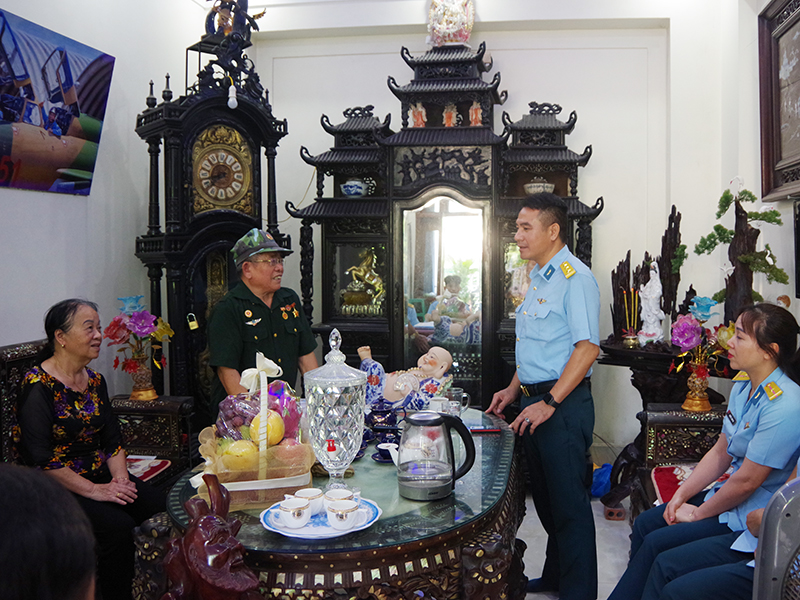Sư đoàn Không quân 371 tổ chức nhiều hoạt động tri ân nhân kỷ niệm 76 năm Ngày Thương binh - Liệt sĩ