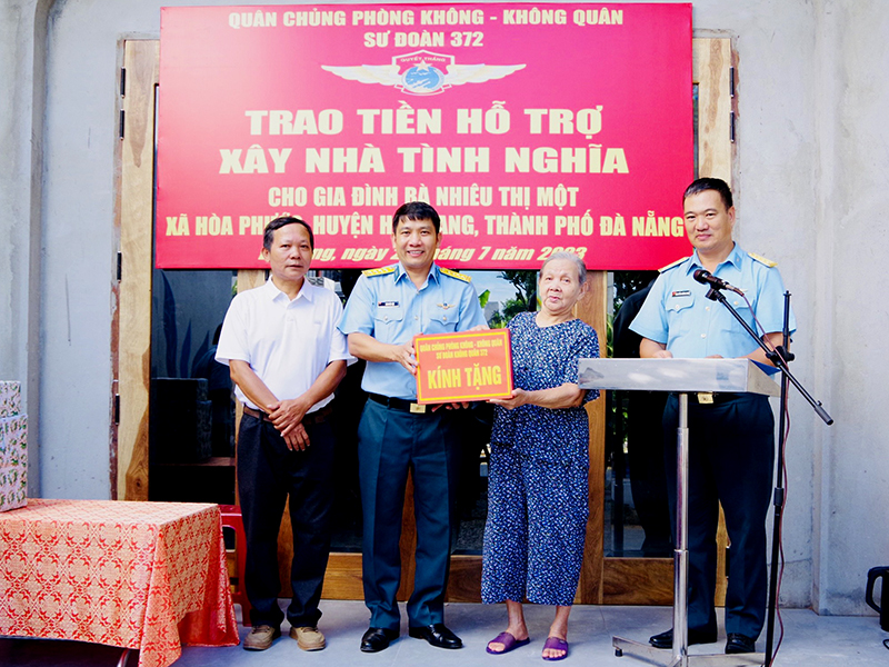 Sư đoàn 372 trao tiền hỗ trợ xây “Nhà tình nghĩa” cho gia đình bà Nhiêu Thị Một