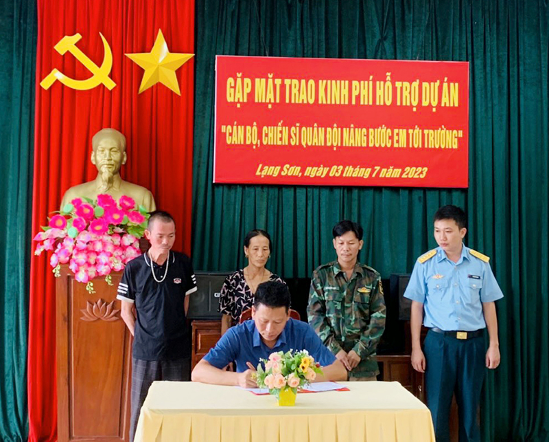 Sư đoàn 365 thực hiện Dự án “Nâng bước em tới trường”