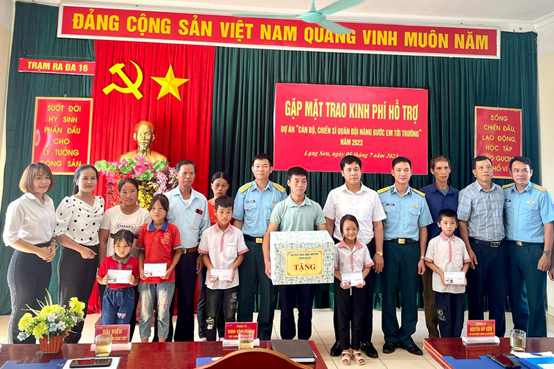 Sư đoàn 365 thực hiện Dự án “Nâng bước em tới trường”