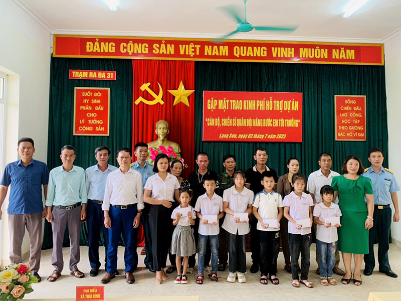Sư đoàn 365 thực hiện Dự án “Nâng bước em tới trường”