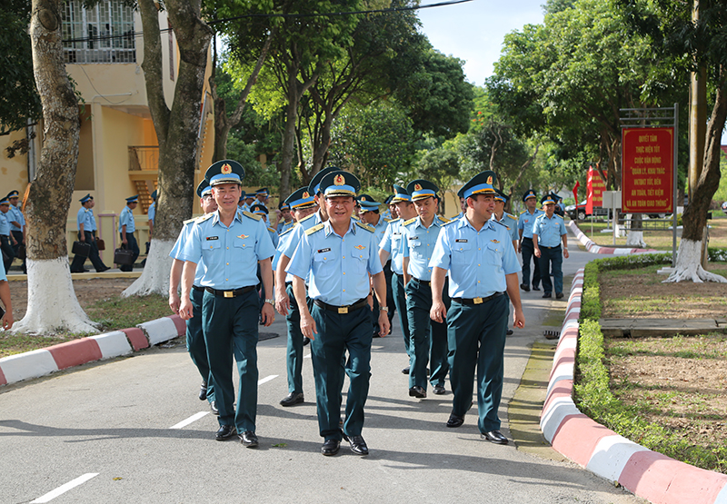 Quân chủng Phòng không - Không quân tổ chức tham quan đơn vị xây dựng điểm về huấn luyện điều lệnh, XDCQ, QLKL tại Sư đoàn 363