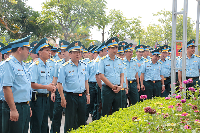 Quân chủng Phòng không - Không quân tổ chức tham quan đơn vị xây dựng điểm về huấn luyện điều lệnh, XDCQ, QLKL tại Sư đoàn 363