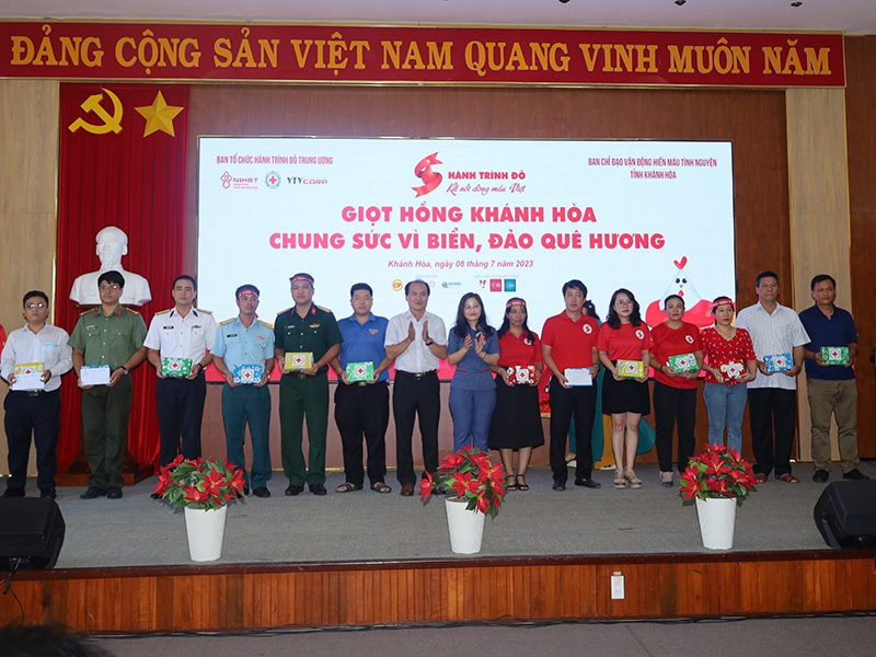 Cán bộ, chiến sĩ Trường Sĩ quan Không quân tham gia hưởng ứng Chương trình Hành trình Đỏ năm 2023 với chủ đề “Giọt hồng Khánh Hòa chung sức vì biển, đảo quê hương”