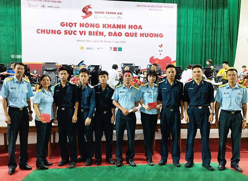 Cán bộ, chiến sĩ Trường Sĩ quan Không quân tham gia hưởng ứng Chương trình Hành trình Đỏ năm 2023 với chủ đề “Giọt hồng Khánh Hòa chung sức vì biển, đảo quê hương”