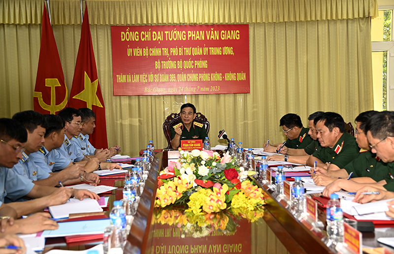 Đại tướng Phan Văn Giang - Bộ trưởng Bộ Quốc phòng thăm và làm việc tại Sư đoàn 371, Sư đoàn 365