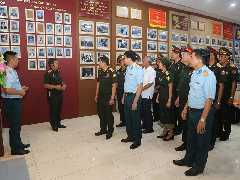 Đoàn cán bộ Công đoàn Quân đội nhân dân Lào thăm và trao đổi kinh nghiệm hoạt động công đoàn tại Nhà máy A34