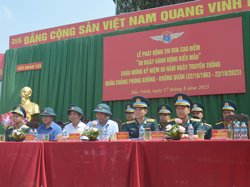 Các cơ quan, đơn vị trong Quân chủng PK-KQ phát động thi đua cao điểm chào mừng kỷ niệm 60 năm Ngày truyền thống Quân chủng PK-KQ