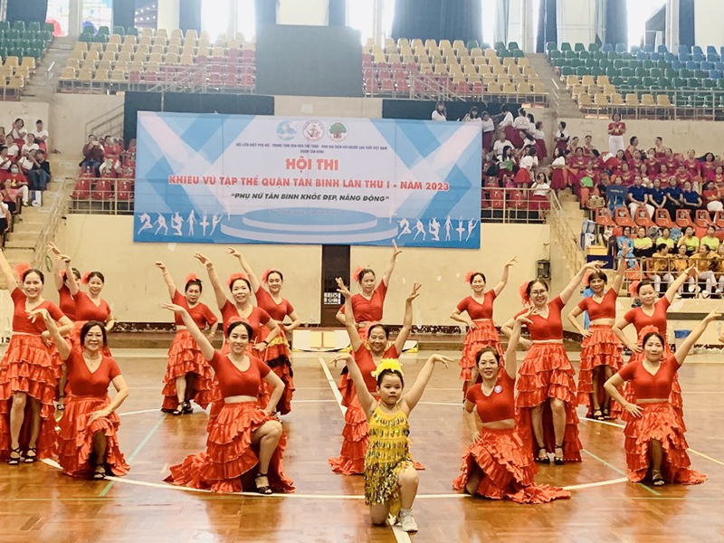 Câu lạc bộ “Phụ nữ khỏe đẹp” ở Trung đoàn 294