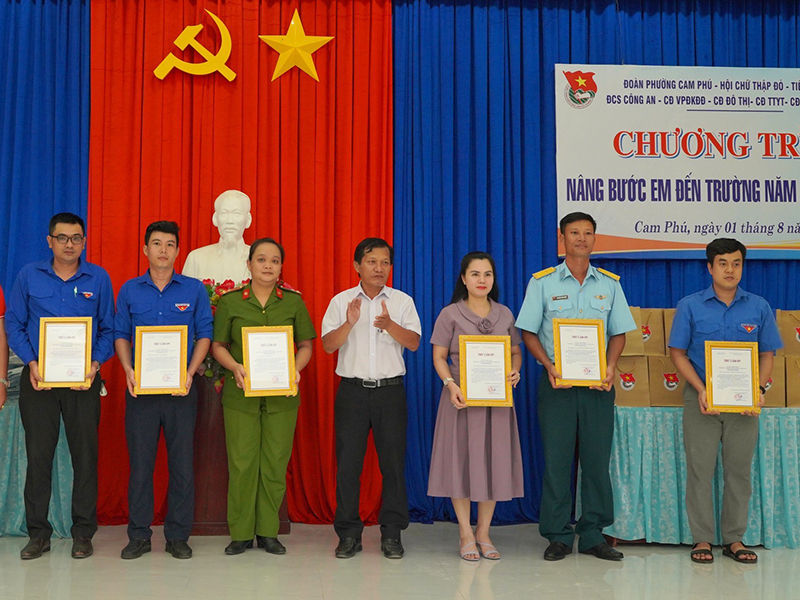 Tiểu đoàn 114, Trung đoàn 274 tham gia Chương trình “Nâng bước em đến trường” và “Phiên chợ đồ dùng học tập 0 đồng”