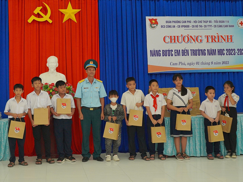 Tiểu đoàn 114, Trung đoàn 274 tham gia Chương trình “Nâng bước em đến trường” và “Phiên chợ đồ dùng học tập 0 đồng”