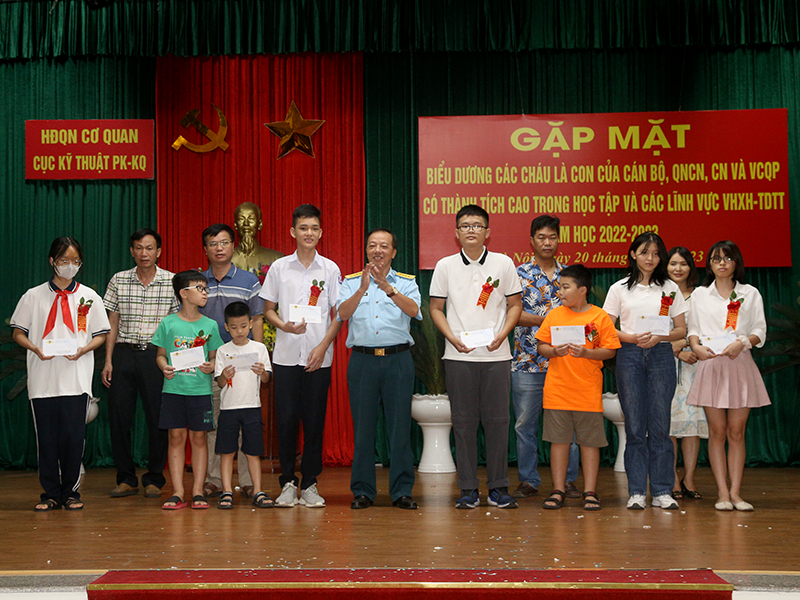 Cục Kỹ thuật Quân chủng PK-KQ tổ chức gặp mặt, biểu dương các cháu học sinh giỏi năm học 2022-2023
