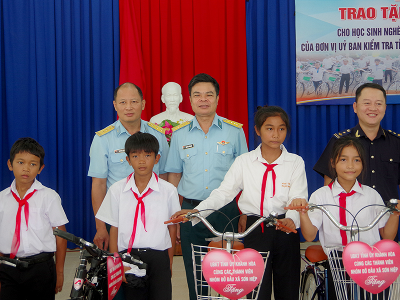 Trường Sĩ quan Không quân trao tặng xe đạp cho các em học sinh nghèo xã Sơn Hiệp, huyện Khánh Sơn, tỉnh Khánh Hòa
