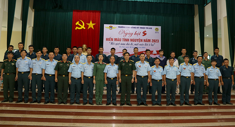 Cán bộ, đoàn viên Trường Cao đẳng Kỹ thuật PK-KQ tham gia hiến máu tình nguyện