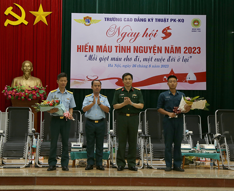 Cán bộ, đoàn viên Trường Cao đẳng Kỹ thuật PK-KQ tham gia hiến máu tình nguyện
