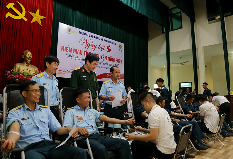 Cán bộ, đoàn viên Trường Cao đẳng Kỹ thuật PK-KQ tham gia hiến máu tình nguyện