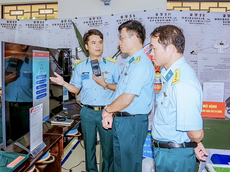 Sĩ quan trẻ đam mê viết báo