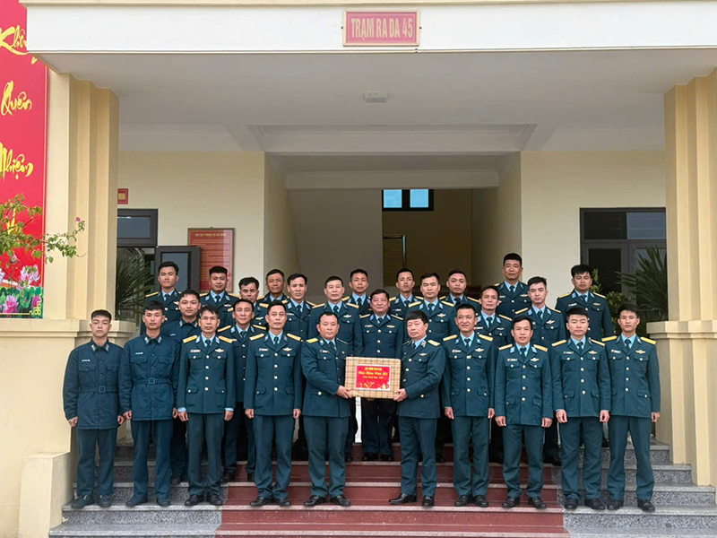 Thiếu tướng Ho&agrave;ng Văn L&acirc;u - Chủ nhiệm Ch&iacute;nh trị Qu&acirc;n chủng PK-KQ thăm, ch&uacute;c Tết Tiểu đo&agrave;n Căn cứ S&acirc;n bay Vinh v&agrave; Trạm Ra đa 45