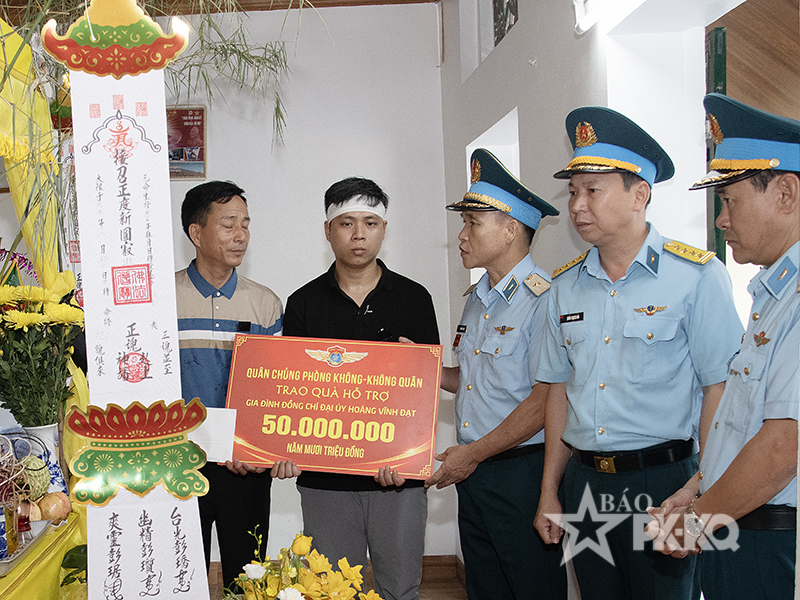 Qu&acirc;n chủng PK-KQ thăm, động vi&ecirc;n v&agrave; trao qu&agrave; hỗ trợ gia đ&igrave;nh Đại &uacute;y Ho&agrave;ng Vĩnh Đạt