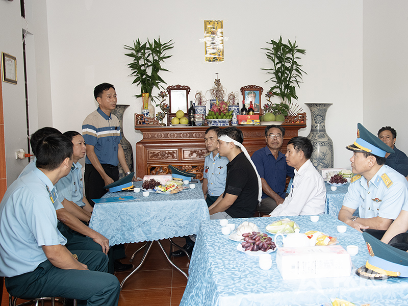 Qu&acirc;n chủng PK-KQ thăm, động vi&ecirc;n v&agrave; trao qu&agrave; hỗ trợ gia đ&igrave;nh Đại &uacute;y Ho&agrave;ng Vĩnh Đạt