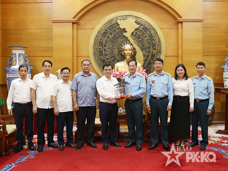 Đo&agrave;n đại biểu x&atilde; Kim B&igrave;nh, tỉnh Tuy&ecirc;n Quang thăm Qu&acirc;n chủng Ph&ograve;ng kh&ocirc;ng-Kh&ocirc;ng qu&acirc;n