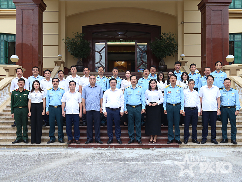 Đo&agrave;n đại biểu x&atilde; Kim B&igrave;nh, tỉnh Tuy&ecirc;n Quang thăm Qu&acirc;n chủng Ph&ograve;ng kh&ocirc;ng-Kh&ocirc;ng qu&acirc;n