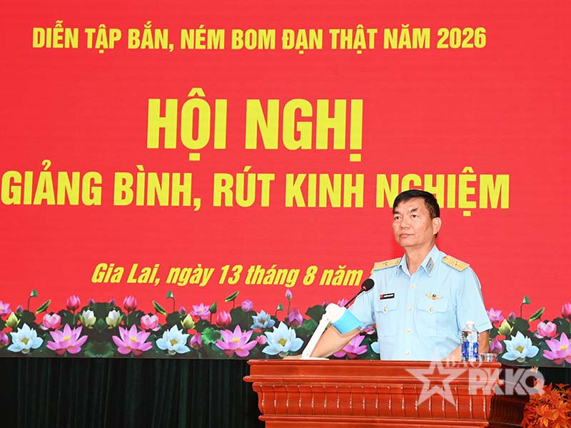 Qu&acirc;n chủng Ph&ograve;ng kh&ocirc;ng-Kh&ocirc;ng qu&acirc;n giảng b&igrave;nh r&uacute;t kinh nghiệm Diễn tập bắn, n&eacute;m bom đạn thật cho lực lượng Kh&ocirc;ng qu&acirc;n năm 2026