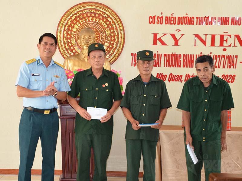 Quân chủng Phòng không - Không quân tổ chức thăm, tặng quà các Trung tâm điều dưỡng thương binh