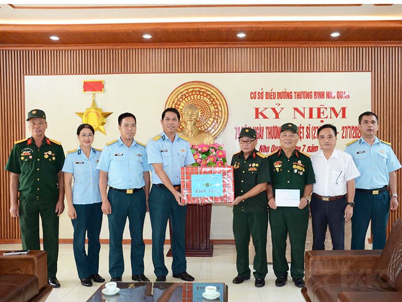 Quân chủng Phòng không - Không quân tổ chức thăm, tặng quà các Trung tâm điều dưỡng thương binh