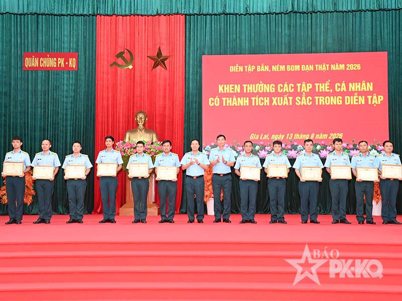 Qu&acirc;n chủng Ph&ograve;ng kh&ocirc;ng-Kh&ocirc;ng qu&acirc;n giảng b&igrave;nh r&uacute;t kinh nghiệm Diễn tập bắn, n&eacute;m bom đạn thật cho lực lượng Kh&ocirc;ng qu&acirc;n năm 2026