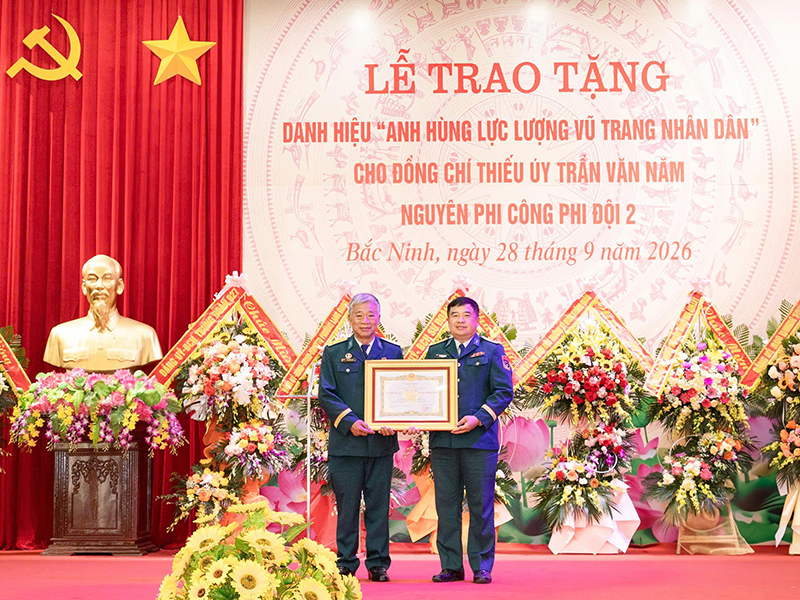 Trung đo&agrave;n 927 tổ chức Lễ trao tặng danh hiệu Anh h&ugrave;ng Lực lượng vũ trang nh&acirc;n d&acirc;n