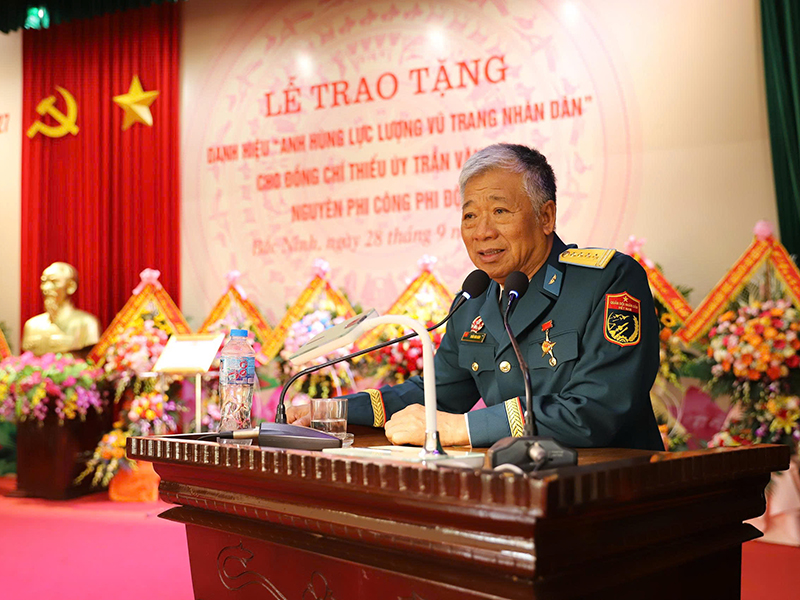 Trung đo&agrave;n 927 tổ chức Lễ trao tặng danh hiệu Anh h&ugrave;ng Lực lượng vũ trang nh&acirc;n d&acirc;n